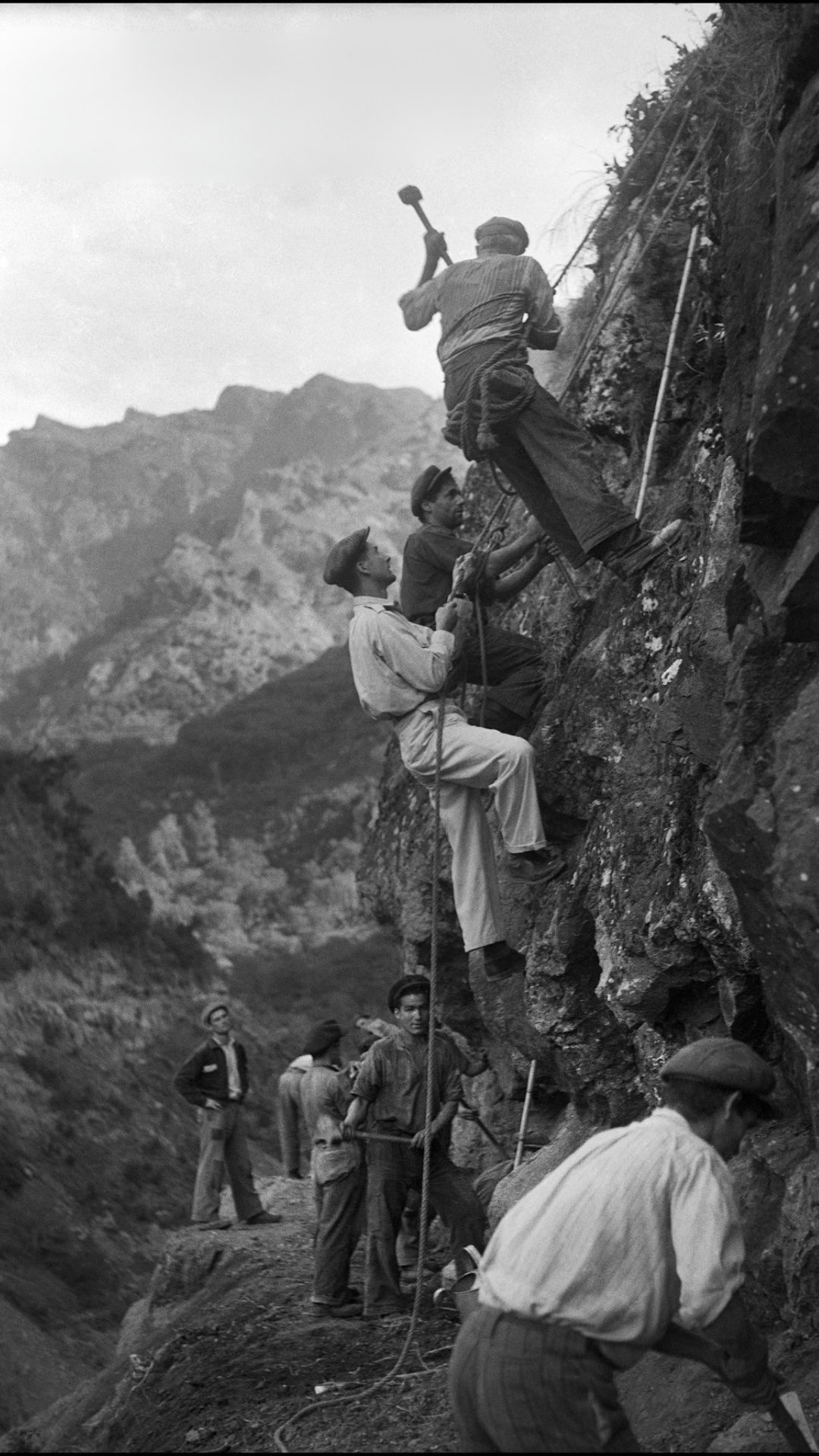 Levadeiros building levadas (historical photo)